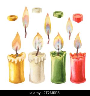 Candele natalizie verdi, dorate, bianche e rosse con fiamma e luce di candela. Elementi isolati su sfondo bianco Foto Stock