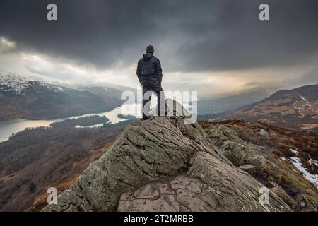 Raggiungi la cima Ben A'an e goditi la vista spettacolare sul Loch Katrine Foto Stock