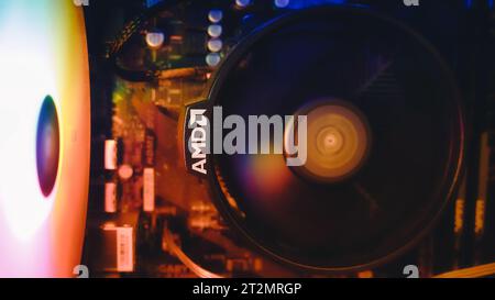 Ryazan, Russia - 19 ottobre 2023: Primo piano di una ventola AMD in esecuzione all'interno del case di un PC. Raffreddamento della CPU di un moderno personal computer Foto Stock