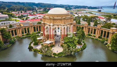 Laguna intorno al Palazzo delle Belle Arti, rotatoria all'aperto e atmosfera di rovine romane aeree colonnate Foto Stock