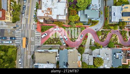 Scendi dritto lungo Lombard Street, in cima alla collina, con le auto che percorrono la strada in mattoni rossi Foto Stock