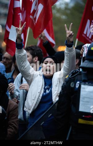 Parigi, Francia. 19 ottobre 2023. Un manifestante fa gesti mentre canta slogan durante la manifestazione pro-Palestina. Migliaia di persone si sono riunite nuovamente a Place de Republique a Parigi per dimostrare sostegno al popolo palestinese e chiedere un immediato cessate il fuoco da parte delle forze israeliane. Nonostante il ministro degli interni Gérald Darmanin mantenesse la sua posizione sul divieto di tutte le manifestazioni filo-palestinesi, il tribunale amministrativo di Parigi invertì la decisione, autorizzando questa protesta solo per un'ora, dalle 19:00 alle 20:00. (Immagine di credito: © Telmo Pinto/SOPA Images via ZUMA Press Wire) EDITORIALE U Foto Stock