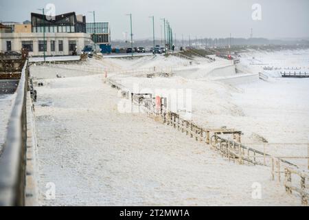 La schiuma marina copre la riva e il lungomare di Aberdeen Beach in Scozia durante Storm Babet. Credit Paul Glendell / Alamy Live News Foto Stock