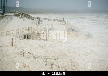 La schiuma marina copre la riva e il lungomare di Aberdeen Beach in Scozia durante Storm Babet. Credit Paul Glendell / Alamy Live News Foto Stock