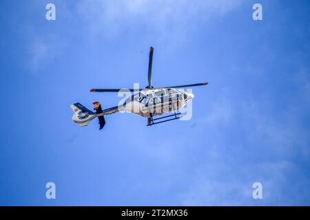 Oviedo, Asturie, 20 ottobre 2023: Un elicottero della polizia Nazionale durante il Blue Carpet of the Princess Awards 2023, il 20 ottobre 2023, a Oviedo, in Spagna. Credito: Alberto Brevers / Alamy Live News. Foto Stock