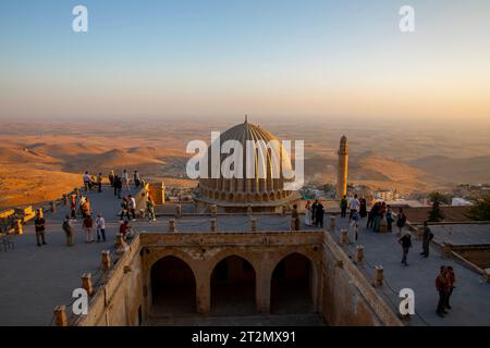 Tetto della Zinciriye Medresesi o Sultan Isa Madrasa al crepuscolo a Mardin, Foto Stock