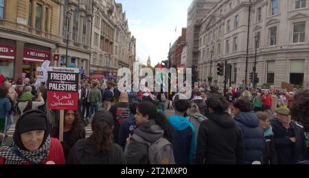 Londra Regno Unito 15 ottobre 2023 marcia pro-palestinese a Londra sopra Gaza attira migliaia Foto Stock