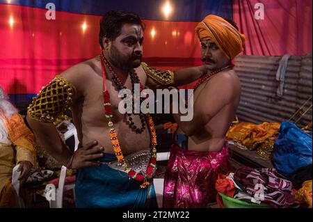 Nuova Delhi, Delhi, India. 20 ottobre 2023. Gli artisti si preparano nel backstage prima della loro esibizione dell'atto tradizionale di Ramleela a nuova Delhi, in India, il 20 ottobre 2023. Ramleela è la drammatica performance basata sulla vita del signore indù Rama. (Immagine di credito: © Kabir Jhangiani/ZUMA Press Wire) SOLO USO EDITORIALE! Non per USO commerciale! Foto Stock