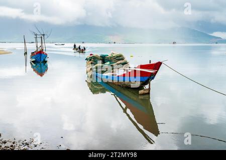 Vietnam centrale, 19 novembre 2022: Pescatori che arrivano a riva dopo la pesca mattutina nella laguna di Tam Giang-Cau hai nel Vietnam centrale Foto Stock