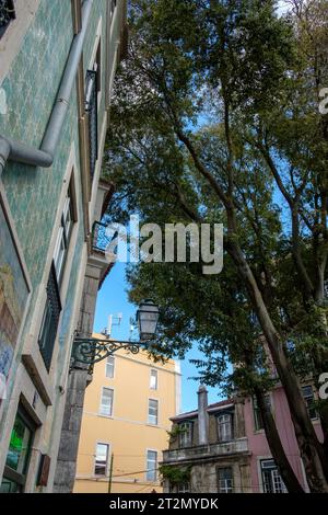 Impressioni dalle strade del centro storico di Alfama, Lisbona, Portogallo, nell'ottobre 2023. Foto Stock