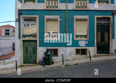 Impressioni dalle strade del centro storico di Alfama, Lisbona, Portogallo, nell'ottobre 2023. Foto Stock