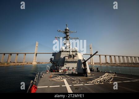 Canale di Suez, Egitto. 18 ottobre 2023. Il cacciatorpediniere a missili guidati classe Arleigh-burke della Marina degli Stati Uniti USS Carney transita il canale di Suez, 18 ottobre 2023 in Egitto. Il Carney in seguito intercettò missili d'attacco sparati dai ribelli Houthi dallo Yemen. Crediti: MC2 Aaron Lau/Planetpix/Alamy Live News Credit: Planetpix/Alamy Live News Foto Stock