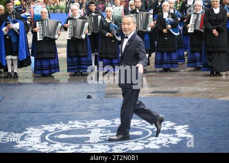 Oviedo, Asturie, 20 ottobre 2023: The Princess of Asturias Award for Literature, Haruki Murakami durante il Blue Carpet of the Princess Awards 2023, il 20 ottobre 2023, a Oviedo, in Spagna. Credito: Alberto Brevers / Alamy Live News. Foto Stock