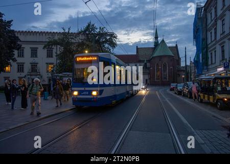 Tram in via Dominikańska di fronte alla Chiesa di San Francesco d'Assisi, Cracovia, Polonia Foto Stock