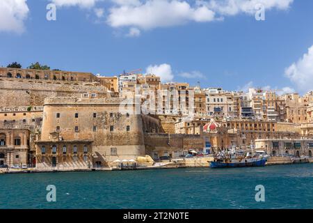 VALLETTA, MALTA - 11 SETTEMBRE 2017: Vista sul lungomare di la Valletta Grand Harbor nel settembre 2017. Foto Stock