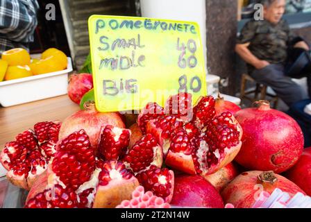 Istanbul, Turchia, Melograno in un fruttivendolo nella strada di Istanbul. Foto Stock