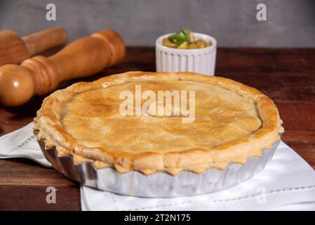 torta di pollo, torta su un tavolo rustico in legno Foto Stock