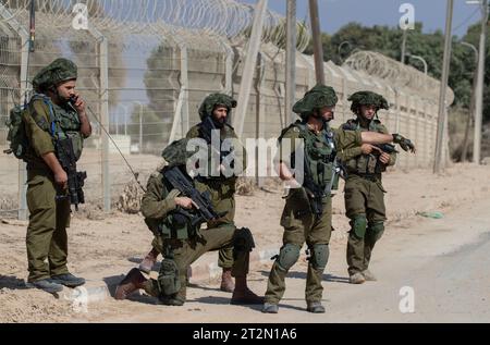 Soldati di fanteria israeliani in pattuglia vicino alla recinzione nella comunità ebraica di Kibbutz Be'eri il 20 ottobre 2023. Israele continua a prepararsi per un'invasione terrestre nella Striscia di Gaza nella sua guerra contro Hamas a seguito dell'attacco alle comunità ebraiche del 7 ottobre 2023. Foto di Jim Hollander/UPI Credit: UPI/Alamy Live News Foto Stock