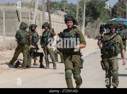 Soldati di fanteria israeliani in pattuglia vicino alla recinzione nella comunità ebraica di Kibbutz Be'eri il 20 ottobre 2023. Israele continua a prepararsi per un'invasione terrestre nella Striscia di Gaza nella sua guerra contro Hamas a seguito dell'attacco alle comunità ebraiche del 7 ottobre 2023. Foto di Jim Hollander/UPI Credit: UPI/Alamy Live News Foto Stock