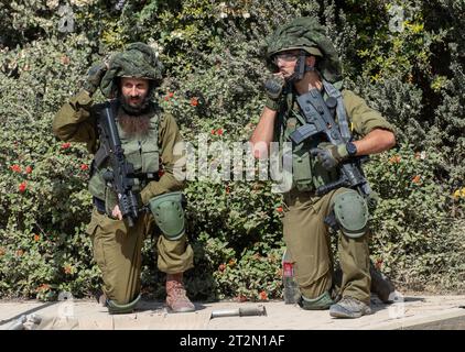 Soldati di fanteria israeliani in pattuglia vicino alla recinzione nella comunità ebraica di Kibbutz Be'eri il 20 ottobre 2023. Israele continua a prepararsi per un'invasione terrestre nella Striscia di Gaza nella sua guerra contro Hamas a seguito dell'attacco alle comunità ebraiche del 7 ottobre 2023. Foto di Jim Hollander/UPI Credit: UPI/Alamy Live News Foto Stock