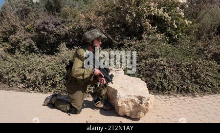 Soldati di fanteria israeliani in pattuglia vicino alla recinzione nella comunità ebraica di Kibbutz Be'eri il 20 ottobre 2023. Israele continua a prepararsi per un'invasione terrestre nella Striscia di Gaza nella sua guerra contro Hamas a seguito dell'attacco alle comunità ebraiche del 7 ottobre 2023. Foto di Jim Hollander/UPI Credit: UPI/Alamy Live News Foto Stock