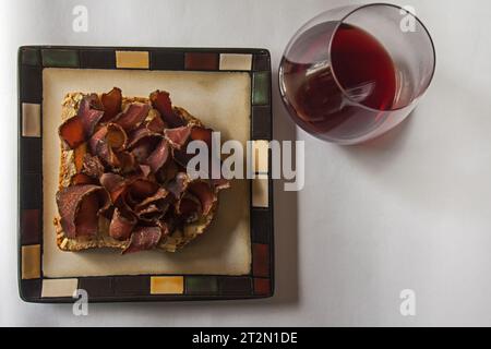 Biltong affettato su pane e vino rosso 14408 Foto Stock