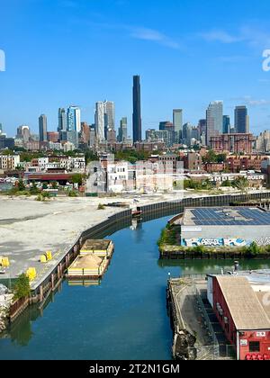 Gowanus Canal con lo skyline in crescita del centro di Brooklyn sullo sfondo. Foto Stock