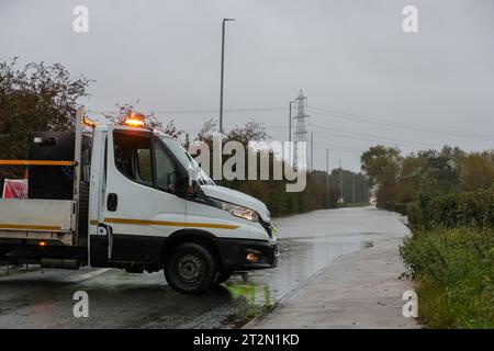 Allerton Bywater, Regno Unito. 20 ottobre 2023. Una strada è bloccata per proteggere le persone dall'entrare in Barnsdale Road a Leeds dopo lo scoppio del fiume Aire è arroccata sulle rive come Storm Babet batte il Regno Unito ad Allerton Bywater, Allerton Bywater, Regno Unito, 20 ottobre 2023 (foto di James Heaton/News Images) ad Allerton Bywater, Regno Unito il 10/20/2023. (Foto di James Heaton/News Images/Sipa USA) credito: SIPA USA/Alamy Live News Foto Stock