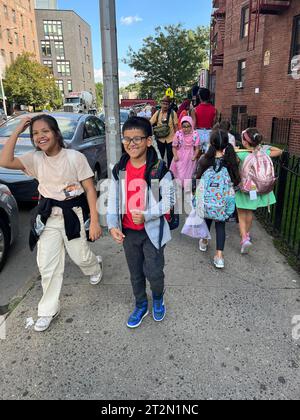 Bambini in strada dopo la scuola nel quartiere Kensington di Brooklyn, BNew York. Foto Stock