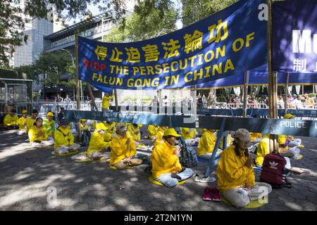 I membri del gruppo spirituale Falun Gong si siedono di fronte alle Nazioni Unite per sensibilizzare che sono perseguitati in Cina dal governo nazionale per molti anni. Foto Stock