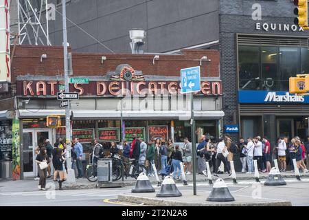 La gente si schiera fuori dalla famosa Katz's DelicatessinPeople si schiera fuori dalla famosa Katz's Delicatessen a pranzo, all'angolo tra Houston e Ludlow Street, nel Lower East Side di Manhattan a New York. Foto Stock