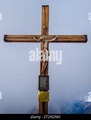 Crocifisso sulla vetta del piccolo Cervino, Zermatt, Svizzera Foto Stock