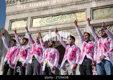 Istanbul, Turchia. 20 ottobre 2023. Un gruppo di manifestanti si trova di fronte all'Università di Istanbul a Beyazit mentre prendono parte alla manifestazione. I manifestanti si sono riuniti in Piazza Beyazit dopo le preghiere del venerdì a Istanbul e hanno protestato contro gli attacchi israeliani ai civili a Gaza cantando slogan con striscioni che tenevano nelle loro mani. Credito: SOPA Images Limited/Alamy Live News Foto Stock