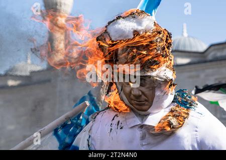 Istanbul, Turchia. 20 ottobre 2023. Un'effigie del primo ministro israeliano Benjamin Netanyahu ha visto bruciare durante la manifestazione. I manifestanti si sono riuniti in Piazza Beyazit dopo le preghiere del venerdì a Istanbul e hanno protestato contro gli attacchi israeliani ai civili a Gaza cantando slogan con striscioni che tenevano nelle loro mani. (Foto di Onur Dogman/SOPA Images/Sipa USA) credito: SIPA USA/Alamy Live News Foto Stock