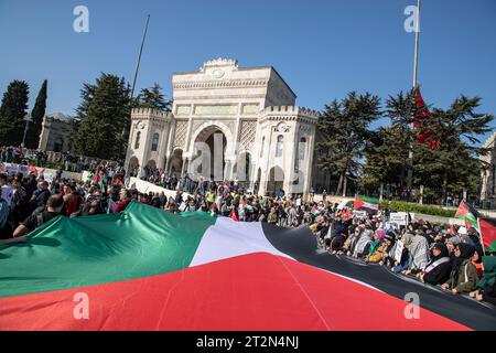 Istanbul, Turchia. 20 ottobre 2023. I manifestanti hanno una grande bandiera palestinese durante la protesta. I manifestanti si sono riuniti in Piazza Beyazit dopo le preghiere del venerdì a Istanbul e hanno protestato contro gli attacchi israeliani ai civili a Gaza cantando slogan con striscioni che tenevano nelle loro mani. (Foto di Onur Dogman/SOPA Images/Sipa USA) credito: SIPA USA/Alamy Live News Foto Stock