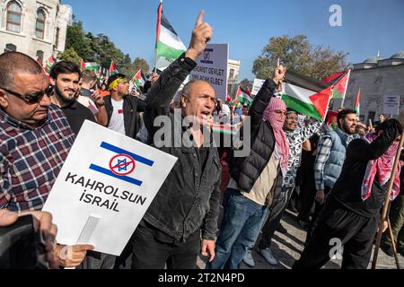 Istanbul, Turchia. 20 ottobre 2023. I manifestanti cantano slogan "giù con Israele” durante il raduno. I manifestanti si sono riuniti in Piazza Beyazit dopo le preghiere del venerdì a Istanbul e hanno protestato contro gli attacchi israeliani ai civili a Gaza cantando slogan con striscioni che tenevano nelle loro mani. (Foto di Onur Dogman/SOPA Images/Sipa USA) credito: SIPA USA/Alamy Live News Foto Stock