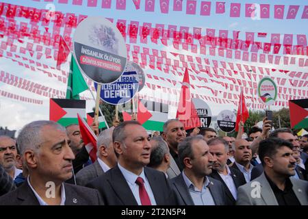 20 ottobre 2023: Gaziantep, Turkiye. 20 ottobre 2023. Una manifestazione di massa a favore di Gaza si tiene a Gaziantep dopo le preghiere del venerdì, in mezzo all'offensiva militare israeliana nell'enclave palestinese. La manifestazione è iniziata alla moschea di Ulu Cami e si è conclusa a Piazza della democrazia, con i partecipanti che hanno rinunciato alla bandiera nazionale palestinese e agli striscioni in solidarietà con i palestinesi a Gaza e hanno condannato quelli che chiamano "massacri israeliani" nell'enclave palestinese. Alcuni manifestanti calpestarono la bandiera israeliana durante la manifestazione (immagine di credito: © Muhammad Ata/IMAGESLIVE via ZUMA Press Wire) ed Foto Stock