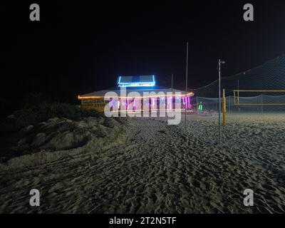 Capanna di Goan sulla spiaggia di Varca, nello stato indiano di Goa. Ci sono due tipi di baracche a Goa, terra del governo e terra privata. Foto Stock