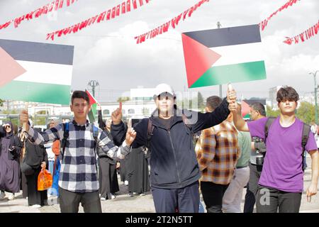 20 ottobre 2023: Gaziantep, Turkiye. 20 ottobre 2023. Una manifestazione di massa a favore di Gaza si tiene a Gaziantep dopo le preghiere del venerdì, in mezzo all'offensiva militare israeliana nell'enclave palestinese. La manifestazione è iniziata alla moschea di Ulu Cami e si è conclusa a Piazza della democrazia, con i partecipanti che hanno rinunciato alla bandiera nazionale palestinese e agli striscioni in solidarietà con i palestinesi a Gaza e hanno condannato quelli che chiamano "massacri israeliani" nell'enclave palestinese. Alcuni manifestanti calpestarono la bandiera israeliana durante la manifestazione (immagine di credito: © Muhammad Ata/IMAGESLIVE via ZUMA Press Wire) ed Foto Stock