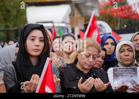 20 ottobre 2023: Gaziantep, Turkiye. 20 ottobre 2023. Una manifestazione di massa a favore di Gaza si tiene a Gaziantep dopo le preghiere del venerdì, in mezzo all'offensiva militare israeliana nell'enclave palestinese. La manifestazione è iniziata alla moschea di Ulu Cami e si è conclusa a Piazza della democrazia, con i partecipanti che hanno rinunciato alla bandiera nazionale palestinese e agli striscioni in solidarietà con i palestinesi a Gaza e hanno condannato quelli che chiamano "massacri israeliani" nell'enclave palestinese. Alcuni manifestanti calpestarono la bandiera israeliana durante la manifestazione (immagine di credito: © Muhammad Ata/IMAGESLIVE via ZUMA Press Wire) ed Foto Stock