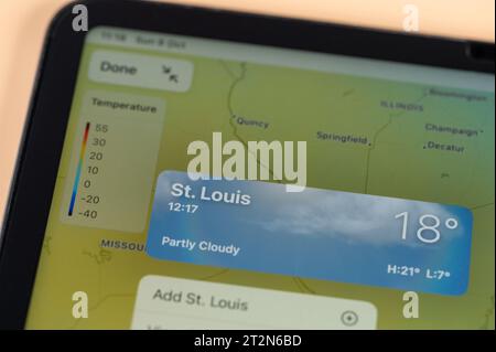 New York, Stati Uniti - 8 ottobre 2023: Controllo della temperatura all'esterno della città di St Louis sulla vista ravvicinata dello schermo dell'app online ipad tablet Foto Stock