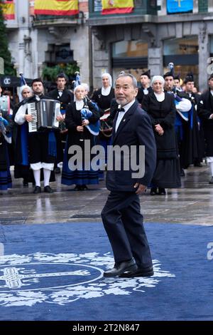 Oviedo. Spagna. 20231020, Haruki Murakami, Premio Principessa delle Asturie 2023 per la letteratura arrivo al Teatro Campoamor per la cerimonia durante i premi Principessa delle Asturie 2023 il 20 ottobre 2023 a Oviedo, Spagna Foto Stock