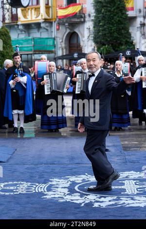 Oviedo. Spagna. 20231020, Haruki Murakami, Premio Principessa delle Asturie 2023 per la letteratura arrivo al Teatro Campoamor per la cerimonia durante i premi Principessa delle Asturie 2023 il 20 ottobre 2023 a Oviedo, Spagna Foto Stock