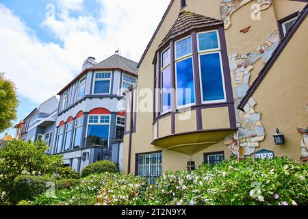 Dettagli che guardano alla moderna casa di San Francisco con finestre a due piani Foto Stock