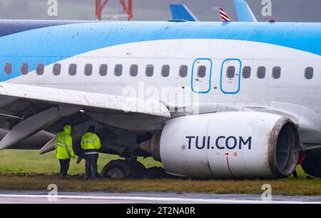 Un aereo passeggeri che è sceso dalla pista dell'aeroporto di Leeds Bradford mentre atterrava in condizioni di vento durante Storm Babet. Data immagine: Venerdì 20 ottobre 2023. Foto Stock