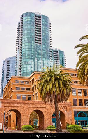 Edificio Google a San Francisco con palme davanti e grattacieli dietro Foto Stock