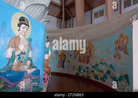 Bellissime statue buddiste alla base della loro gigantesca statua di Buddha Vairocana, il Buddha cosmico. Al Chuang Yuen Monestery di Carmel, New York. Foto Stock