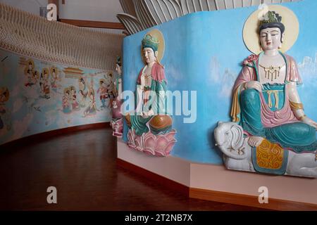 Bellissime statue buddiste alla base della loro gigantesca statua di Buddha Vairocana, il Buddha cosmico. Al Chuang Yuen Monestery di Carmel, New York. Foto Stock