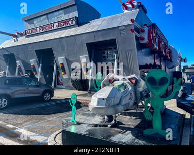 Baker, USA; 16 gennaio 2023: Negozio Alien Fresh Jerky nel mezzo del deserto del Mojave, tra l'autostrada da Los Angeles in California e Las V Foto Stock