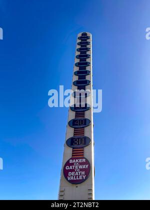 Foto verticale del più grande termometro del mondo situato alla porta della Death Valley nel deserto del Mojave, nella città di Baker nella United St Foto Stock